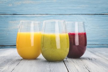 Drei Gläser mit Saft in den Farben rot, gelb, grün