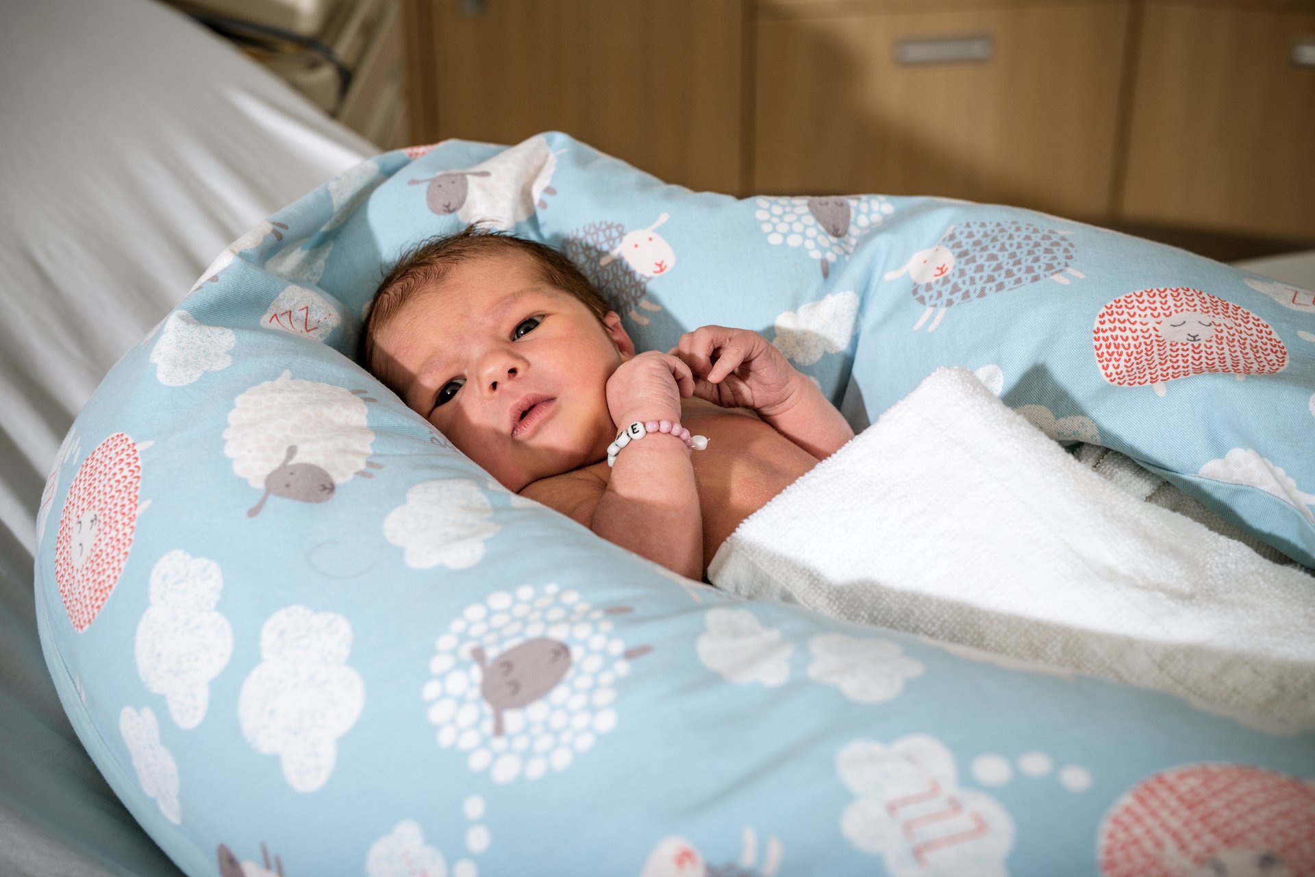 Baby liegt auf einem Kissen