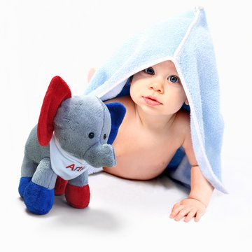 Baby mit Stoffelefant Artie