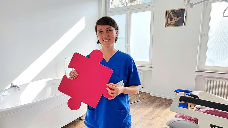 Dr. Ulrike Schmidt mit Puzzleteil