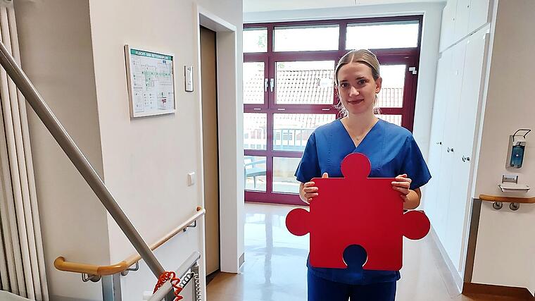 Liane Haffner mit Puzzleteil