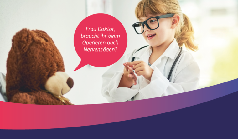 Mädchen im Doktorkostüm mit Teddybär