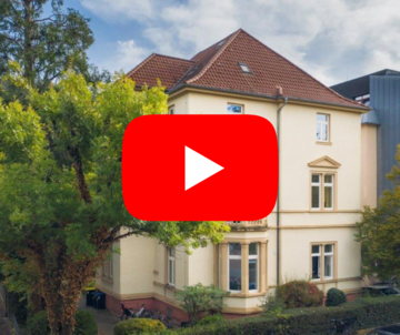 Pflegeschule mit Play-Button für YouTube