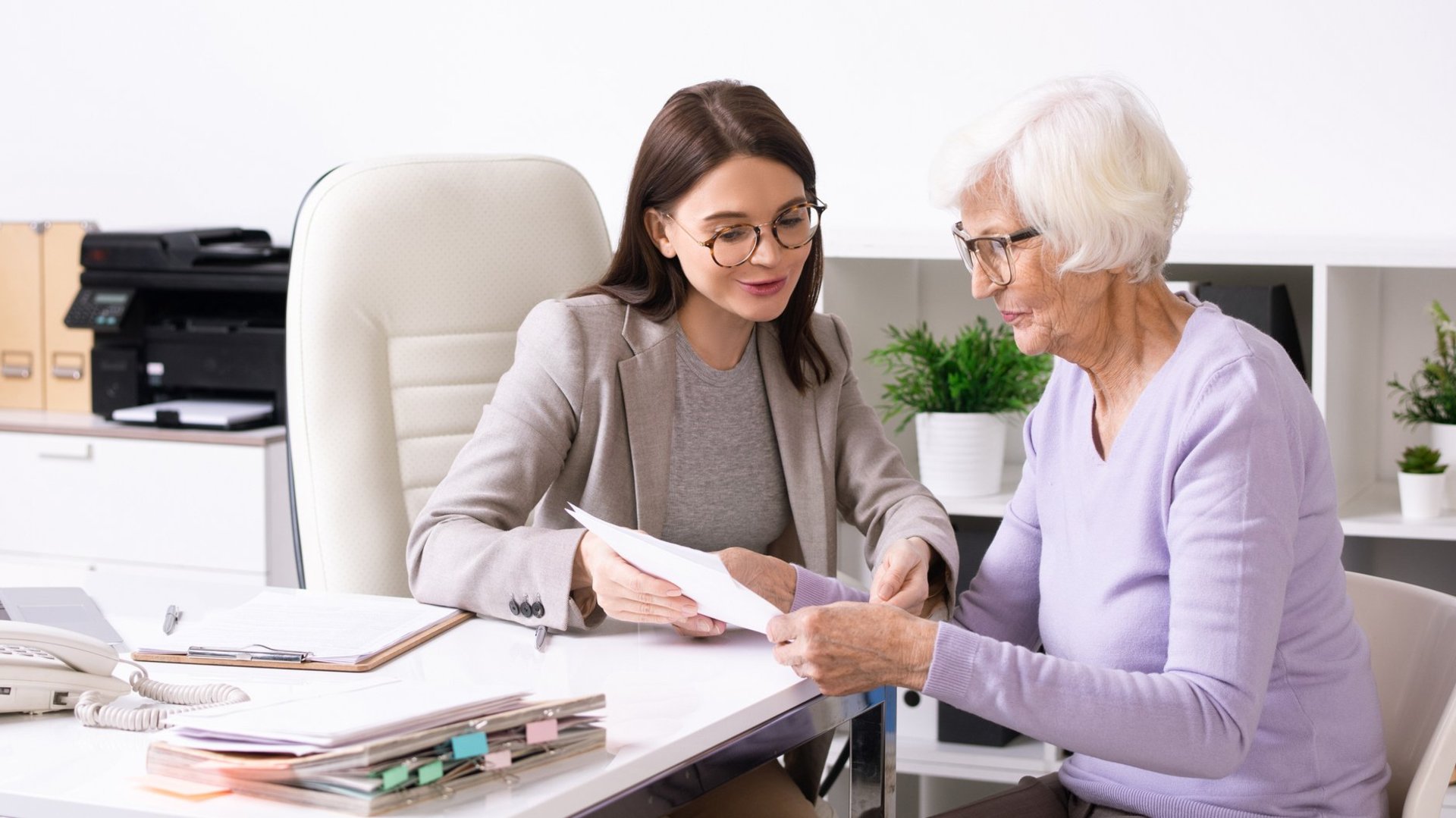 Mitarbeiterin des Sozialdienstes berät eine ältere Patientin