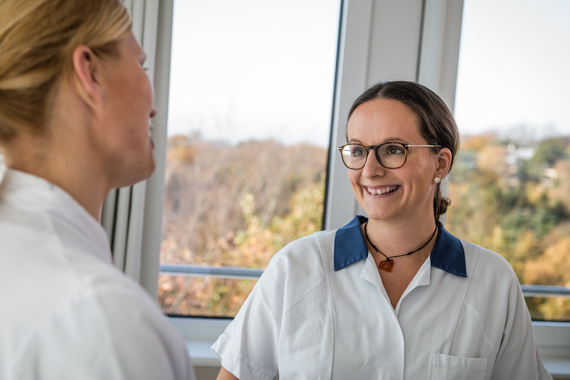 Ärztin und Krankenpflegerin im Gespräch