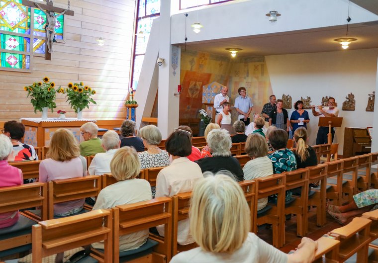 Versammlung der Grünen Damen und Herren in der Kapelle