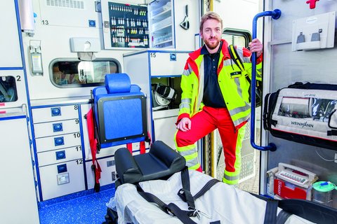 Rettungswagen mit Notfallsanitäterin